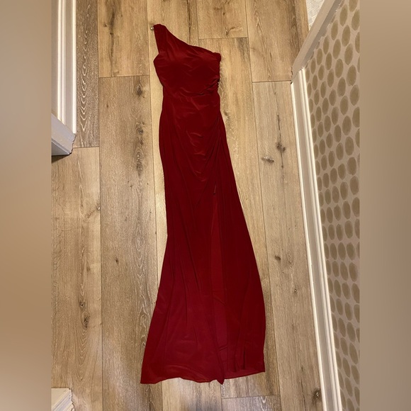 Elegant One-Shoulder Red Gown - Picture 1 of 3